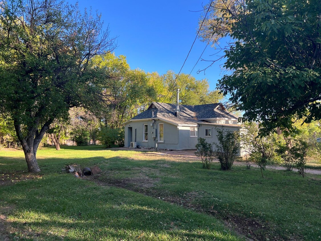 Primary Photo - 3 bedroom farmhouse on over 1 acre in Jose...