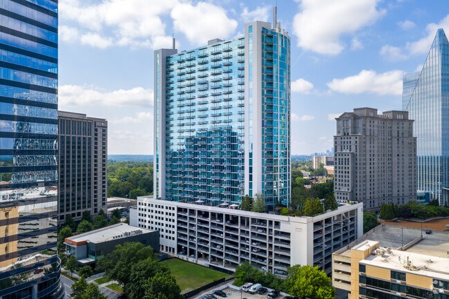 Garaje de estacionamiento - Realm Condominiums