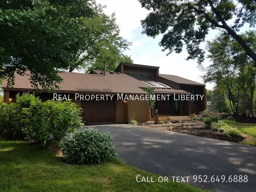 Primary Photo - Exquisite 3-Level Split Home in Bloomington