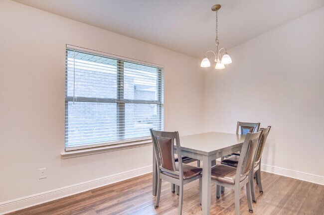 Building Photo - 4 bedroom 2 bathroom brick home with a spa...