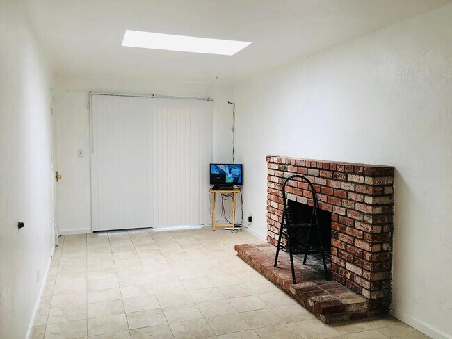 Building Photo - 1509 Crestview Dr