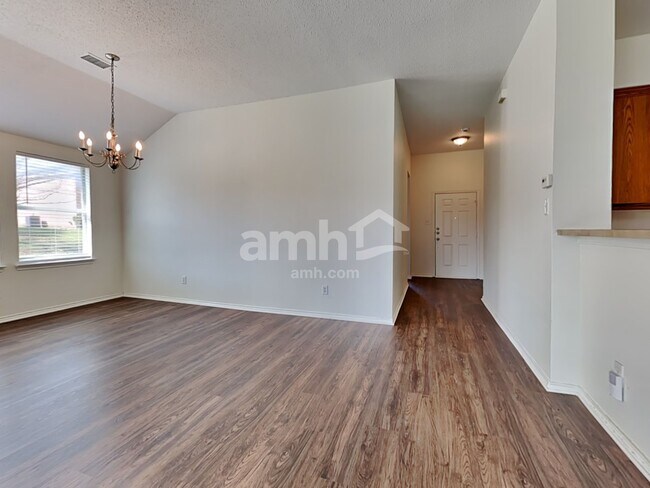 Building Photo - 1628 Logan Dr