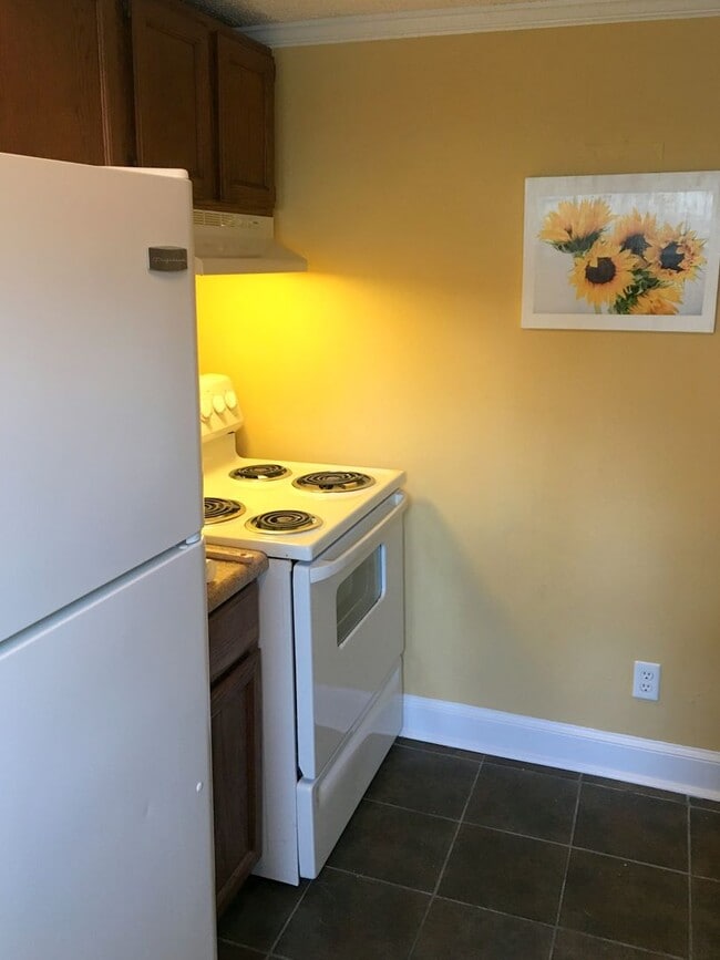 Building Photo - Townhouse in Hampton Hills