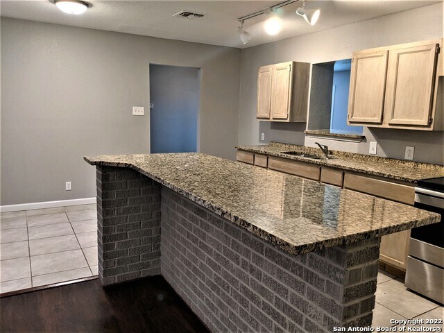 Building Photo - 455 Maplewood Ln