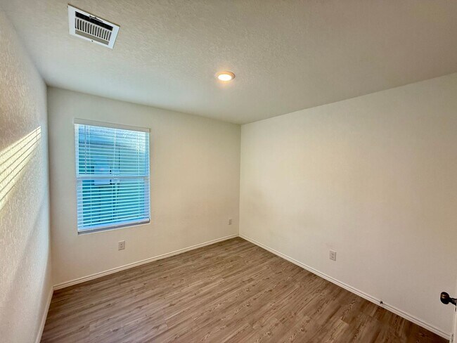 Building Photo - 4 bedroom, 2 bathroom, single story home, ...