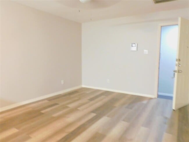 Building Photo - 400 W Texas Ave