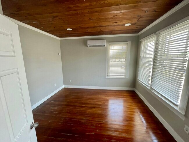 Photo - 2115 Broadway Avenue J Apartment