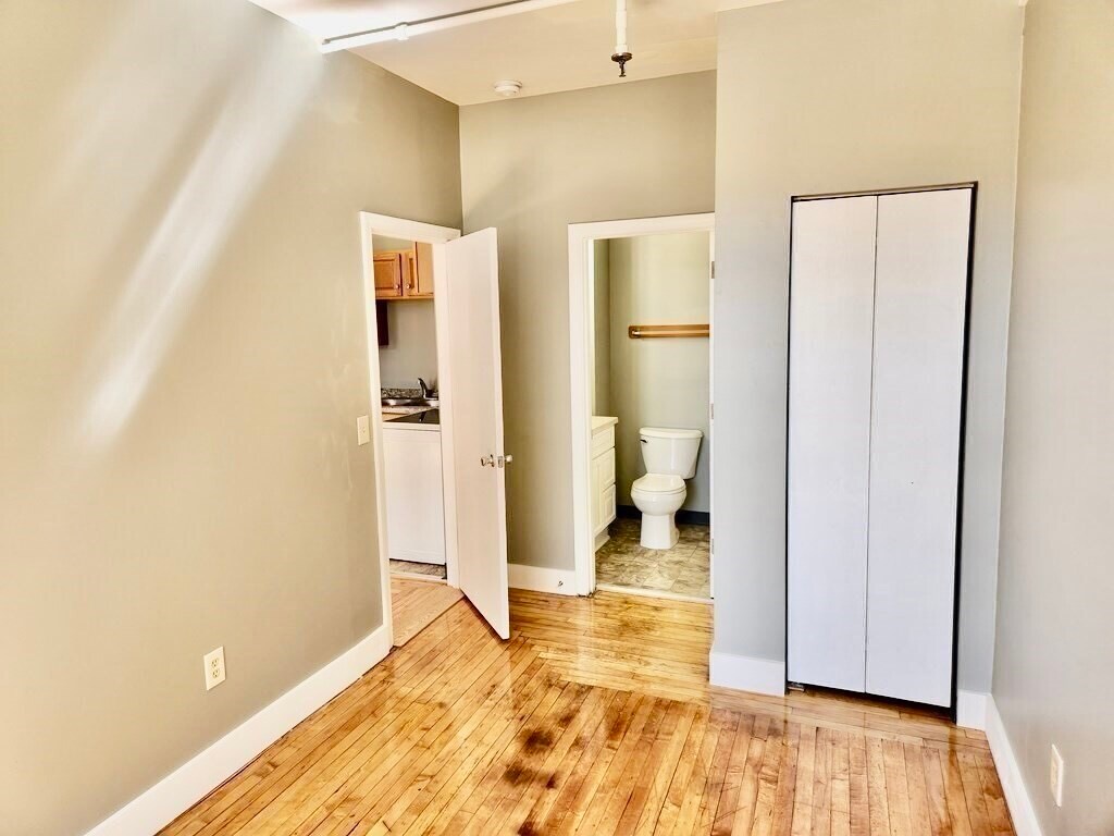 Foto del edificio - 15 N Main St