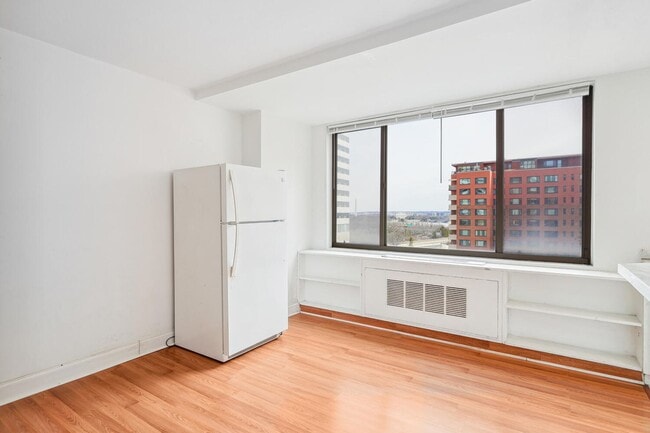 Building Photo - Charming & Bright Studio at River Place North