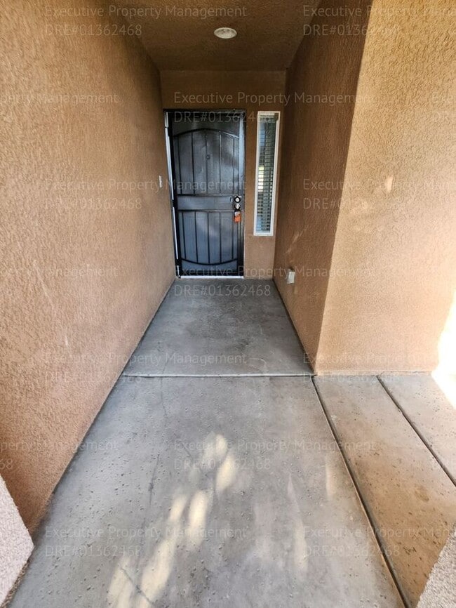 Foto del edificio - 4 bedroom/ 2 bathroom located in the South...