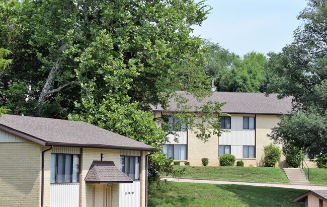 Foto del edificio - Hidden Oaks Apartments