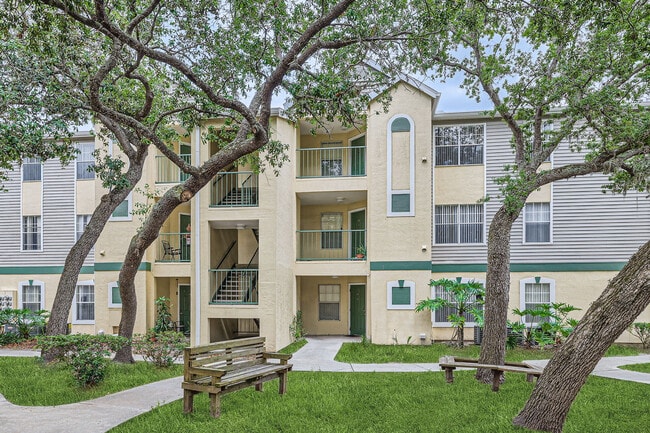 Building Photo - GOLDEN OAKS