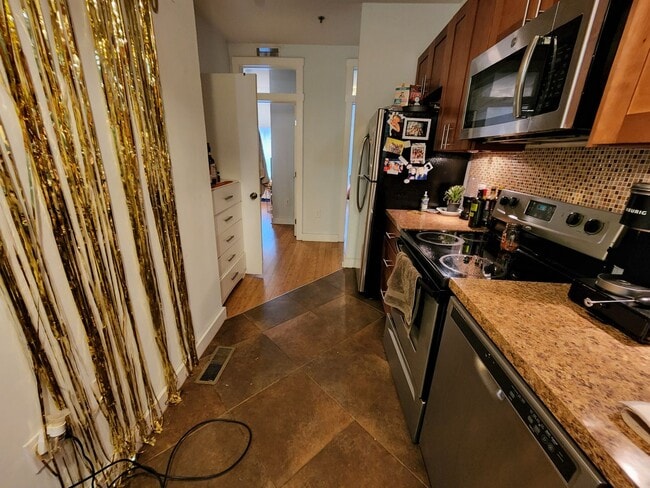Building Photo - Modern 3 bedroom available for 2 BLOCKS FR...