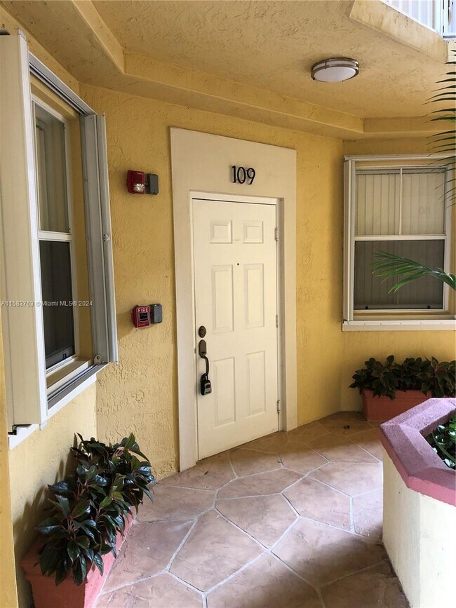Foto del edificio - 8912 W Flagler St