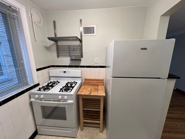 Foto del edificio - 6358-60 Sutherland Ave