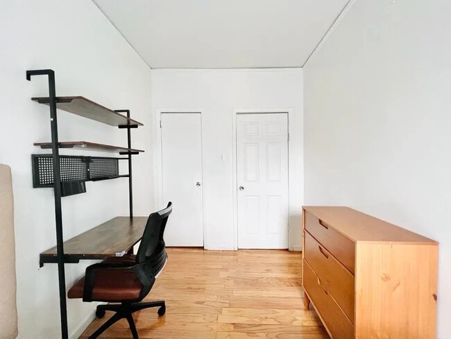 Building Photo - Furnished room/NOT APARTMENT