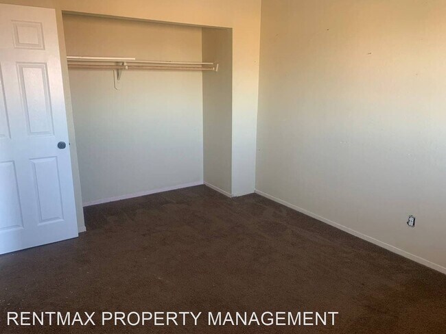 Foto del edificio - 4 br, 2.5 bath House - 533 OAKWOOD CT