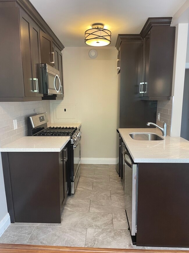 Building Photo - Spacious 1 Bedroom In Desirable Location
