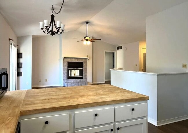 Building Photo - 821 W Rosewood Dr