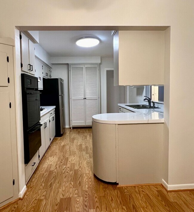 Foto del edificio - 1735 Forest Dr