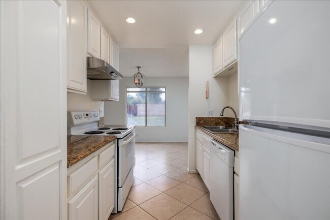 Building Photo - 3 Bed / 2 Bath Home with Two Car Garage!