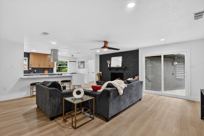 Foto del edificio - 1104 Westwood Dr