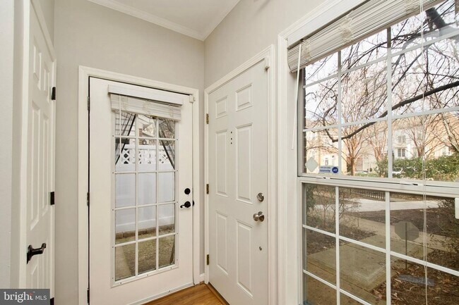 Building Photo - Charming & Pet-Friendly 1BR/1BA Condo in Alexandria’s Stonegate