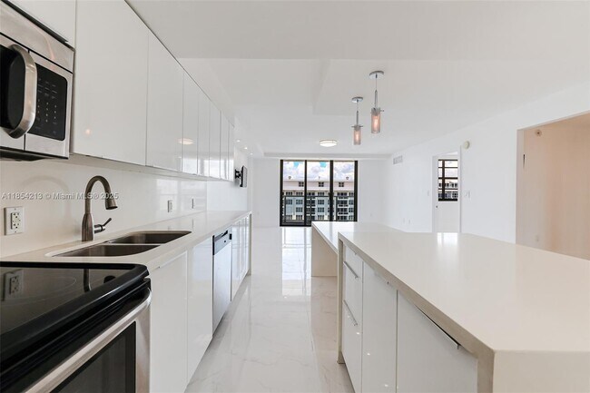 Foto del edificio - 5701 Collins Ave