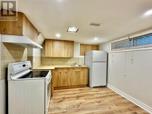 Building Photo - 246 Elka Dr
