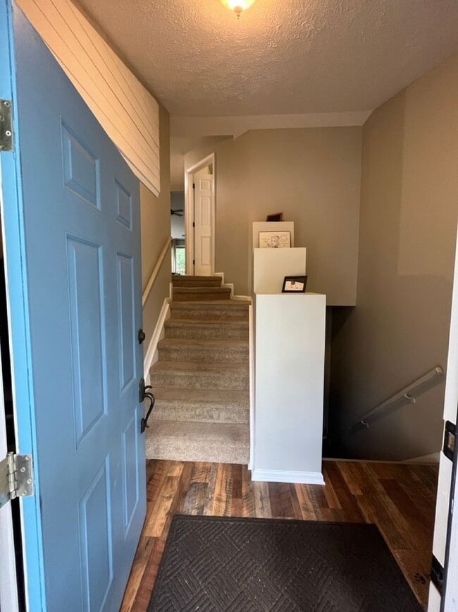 Building Photo - Charming 3BR Townhome in Indianapolis