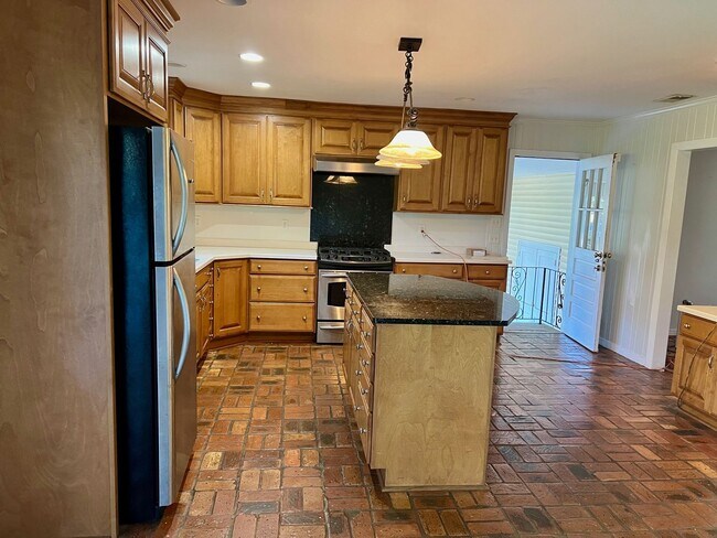 Foto del edificio - Brick home 3 bed and 2 bath