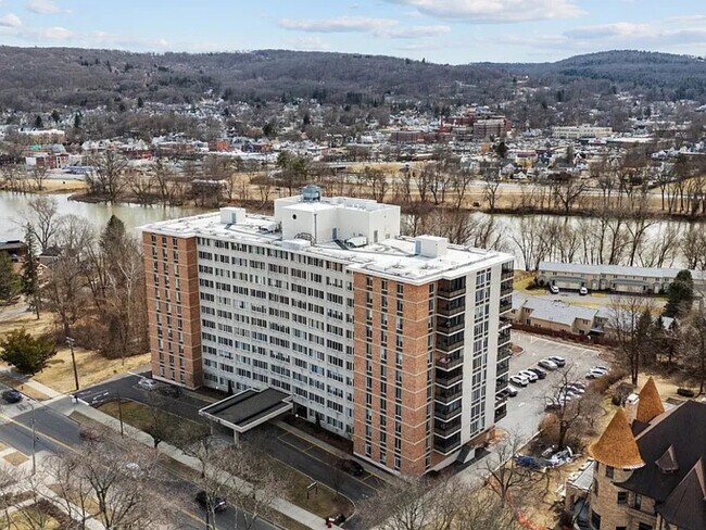 Building Photo - 5 Riverside Dr