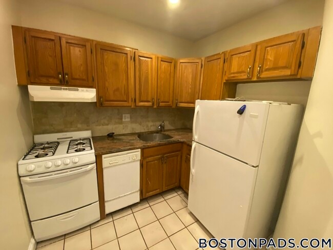 Building Photo - 240 Kelton St