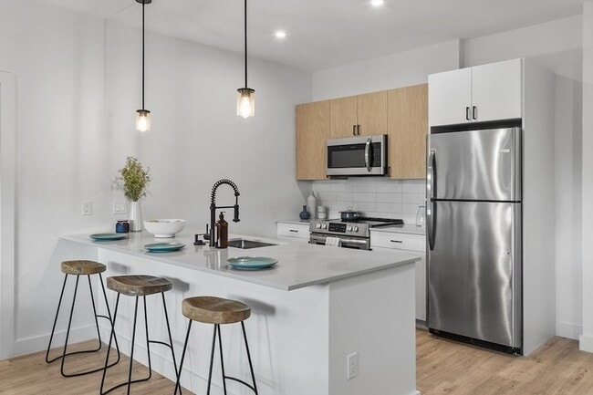 Building Photo - 635 Main St