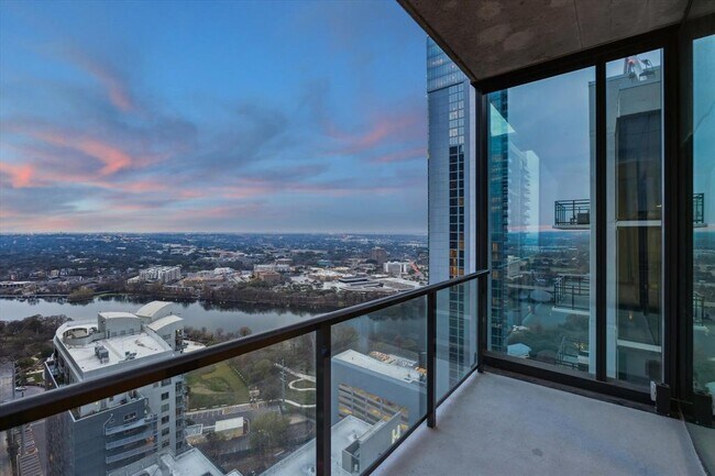 Building Photo - 610 Davis St