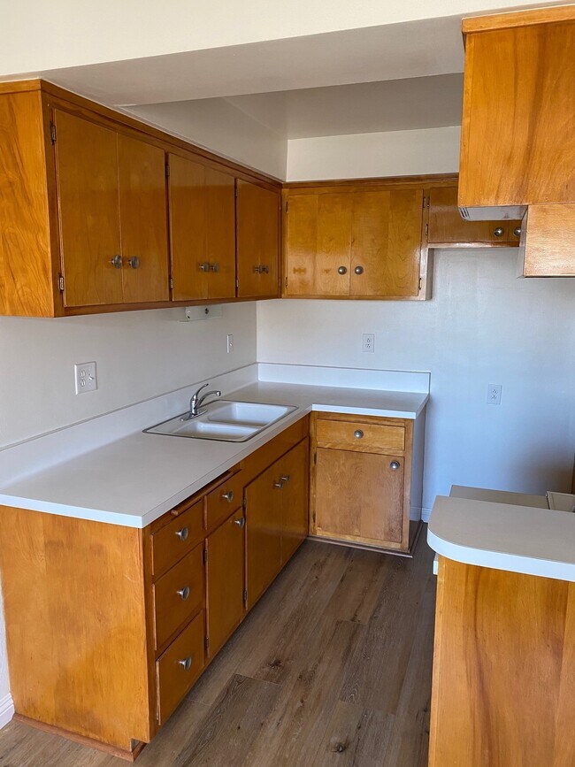 Building Photo - 5852 Comstock Ave