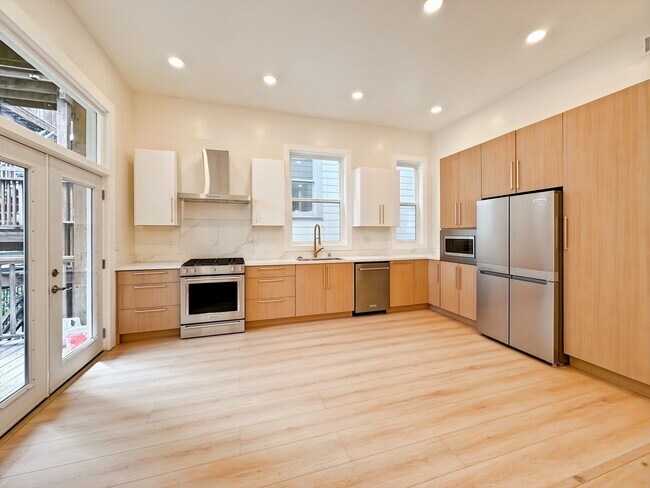 Foto del edificio - Spacious, Remodeled 4BR/2.5BA Victorian Fl...