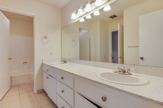Building Photo - *** LIGHT & BRIGHT 3 BEDROOM 1.5 BATH HOME...