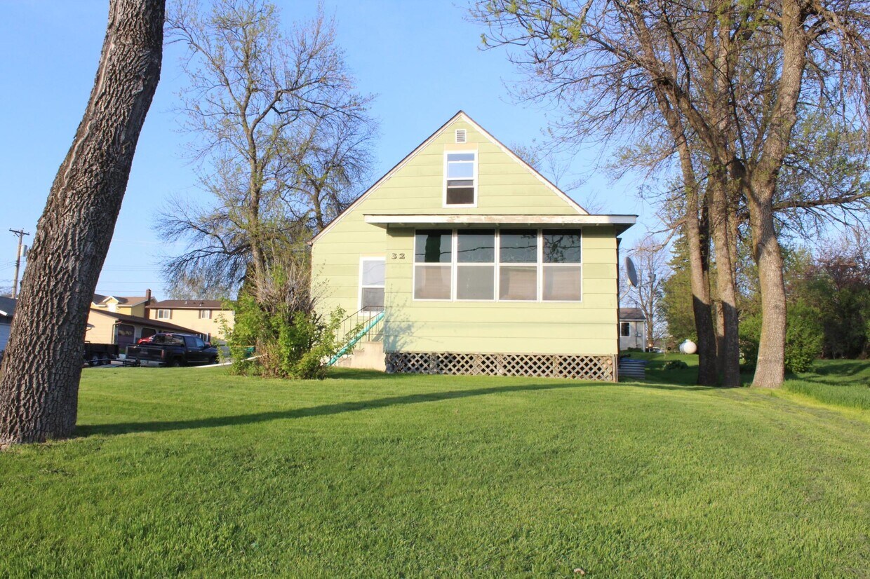 Primary Photo - 32 2nd Ave NW