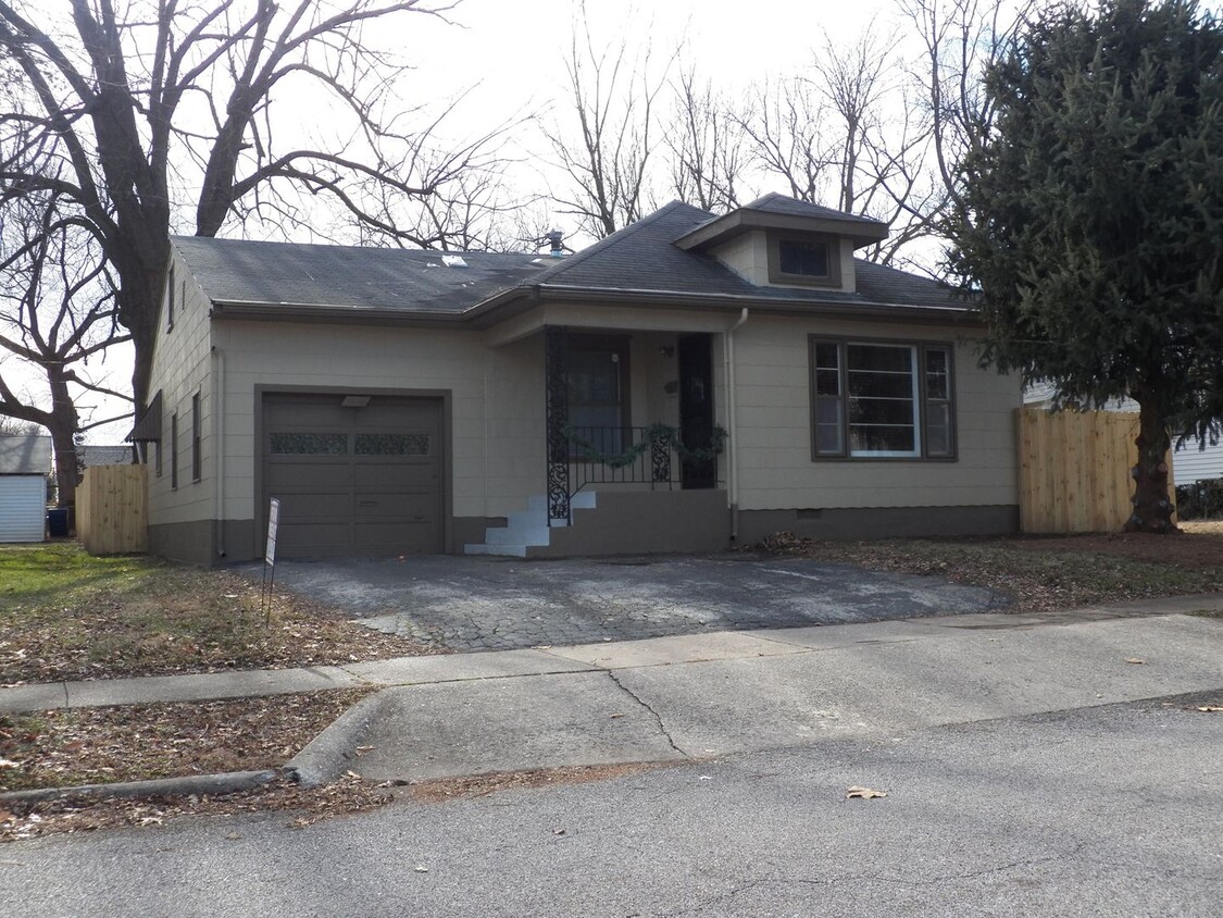 Primary Photo - 3 bedroom, 2 bathroom, 1 car garage with f...