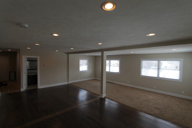 Building Photo - Nice, new and near the zoo!  Large 4 bedro...