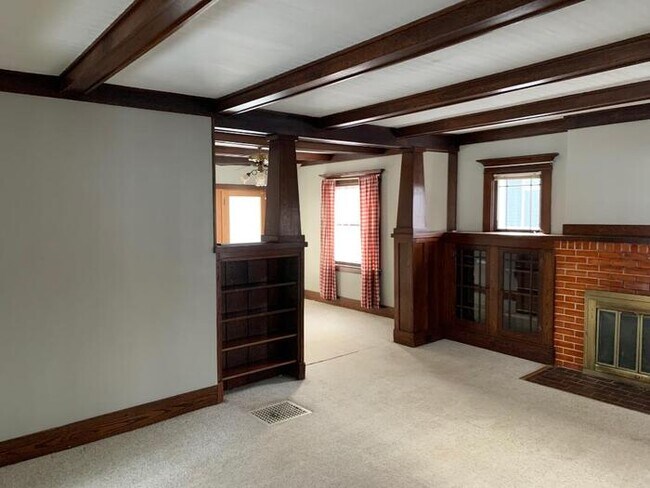 Foto del edificio - Gorgeous 4 bedroom 2 bath house with one s...