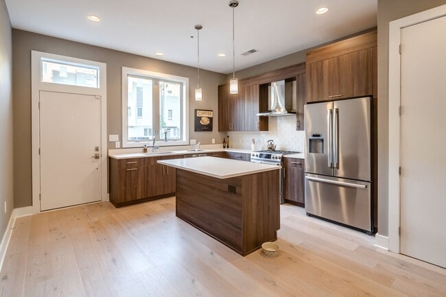 Building Photo - Queen Village Townhome with Parking