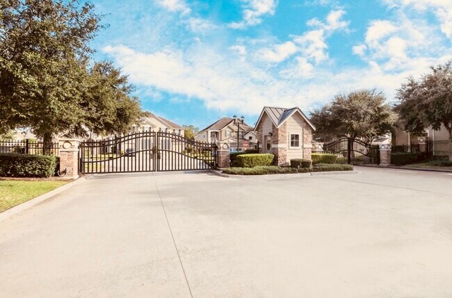 Building Photo - 16005 Summerville Lake Dr