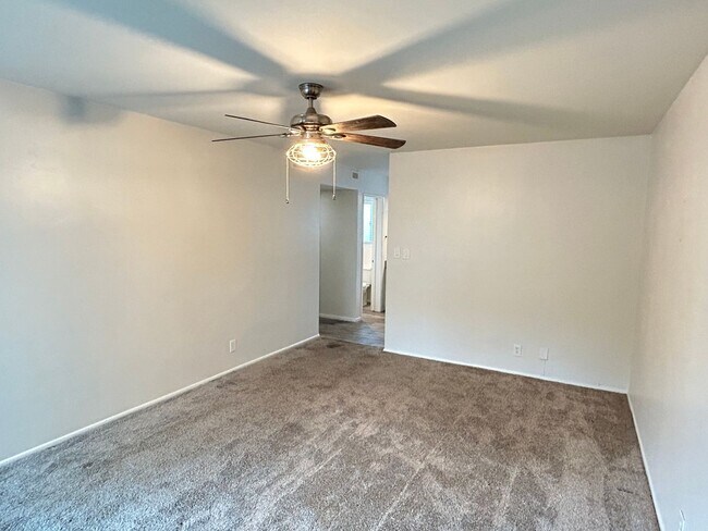 Building Photo - North Central 3 bed 2 bath