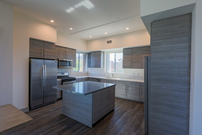 Building Photo - 1208 W 25th St