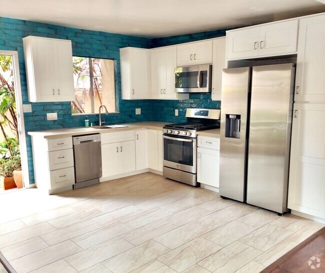 The Dune - Well appointed kitchen - 1026-1036 Gaviota Dr