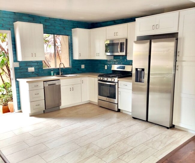 The Dune - Well appointed kitchen - 1026-1036 Gaviota Dr