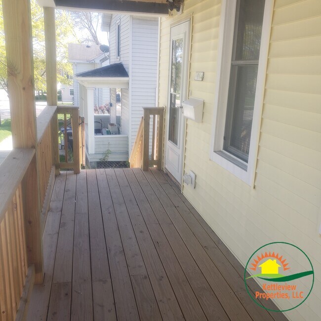 Exterior / Front Porch - 1014 N 11th St
