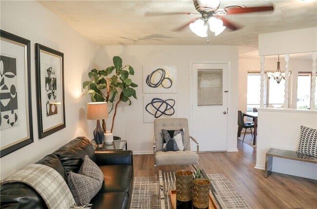 Foto del edificio - 8402 Stillwood Ln